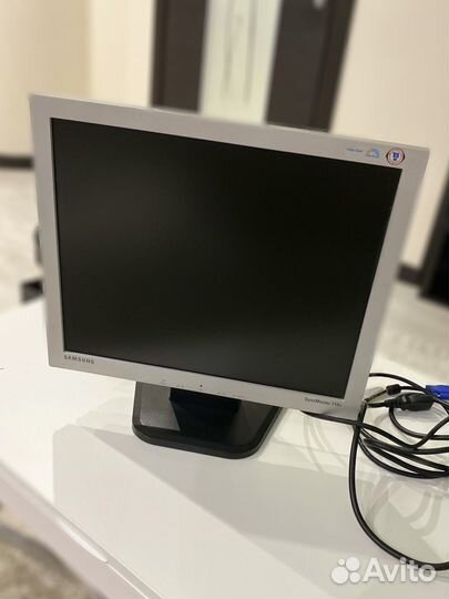 Монитор Samsung SyncMaster 710V