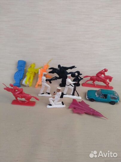 Игрушки солдатики, футболисты