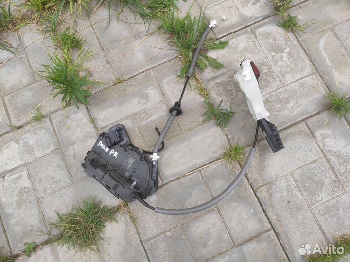 Замок двери передний правый Volkswagen Polo