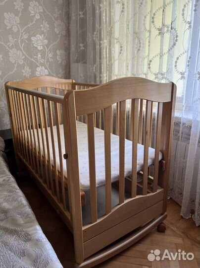 Детская кроватка с маятником и ящиками