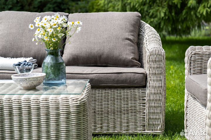 Плетеный диван