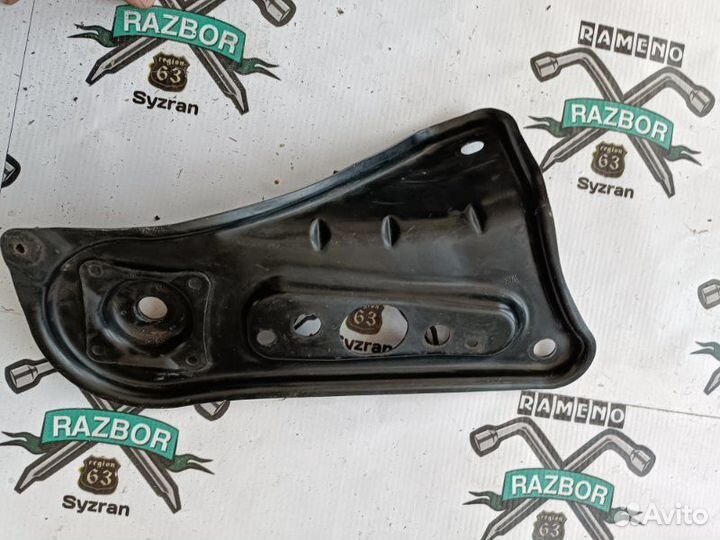 Крепление балки подвески переднее правое Toyota