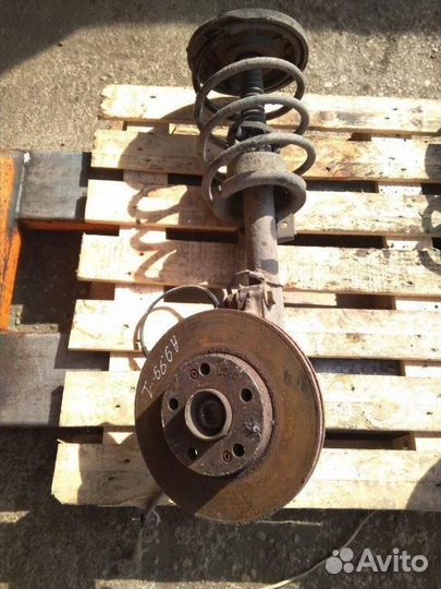 Стойка амортизатора передняя правая Renault рест