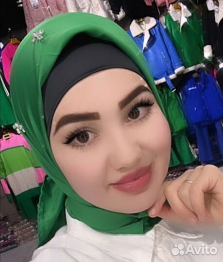 Атласный платок в ручную пришитыми стразами