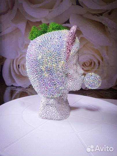 Статуэтка из страз «Лола»