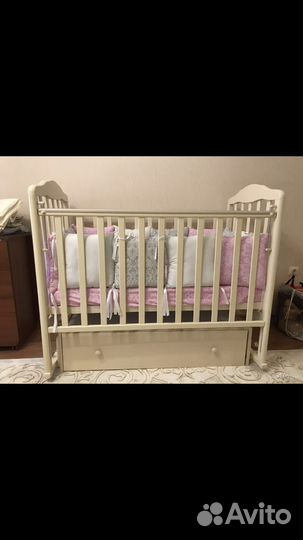 Кроватка с маятником