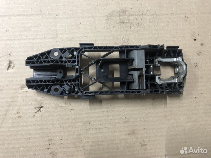 VW Polo sedan Кронштейн ручки передней левой