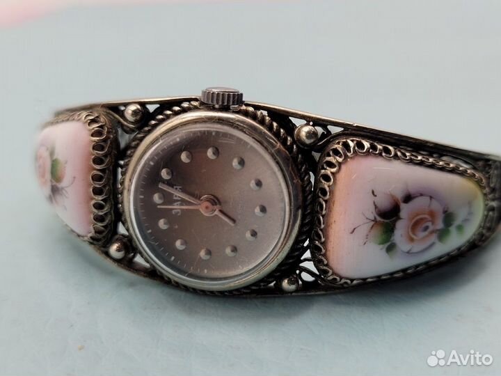 Чаcы наручныe жeнcкиe Зapя Финифть cкань