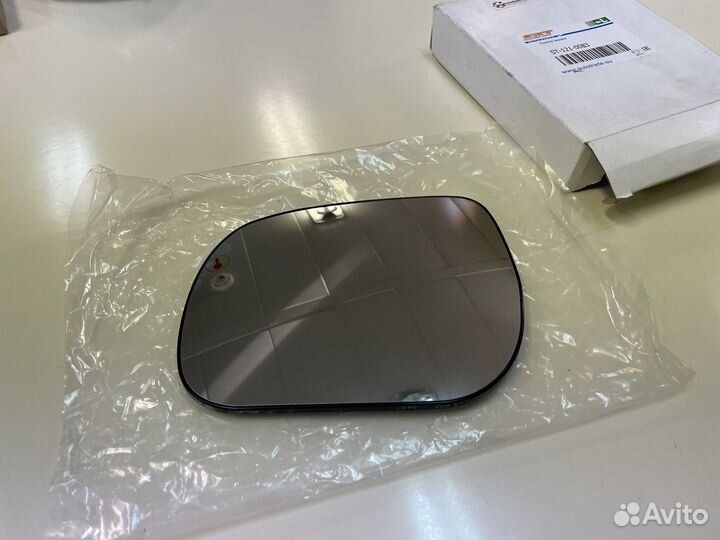 Зеркальный элемент левый Toyota RAV4(06-12г)