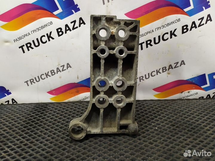 1735002 Кронштейн переднего бампера левый