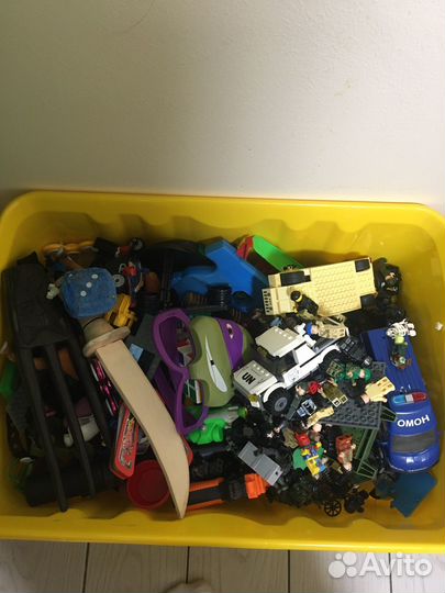 Коробка с игрушками