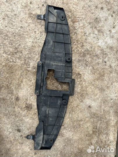 Кожух замка капота Toyota Fortuner GUN156 1GD-FTV