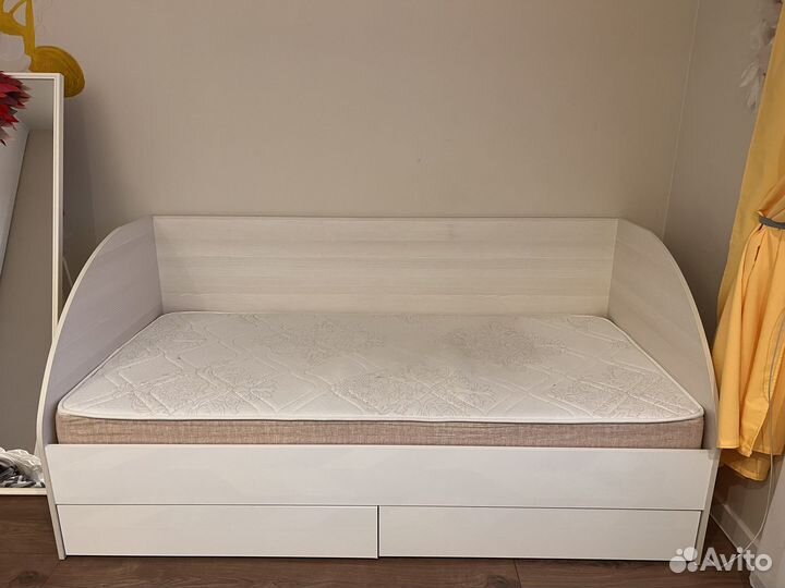 Кровать односпальная с матрасом