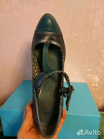 Тфли темно зеленого цвета с пряжкой 37 размер