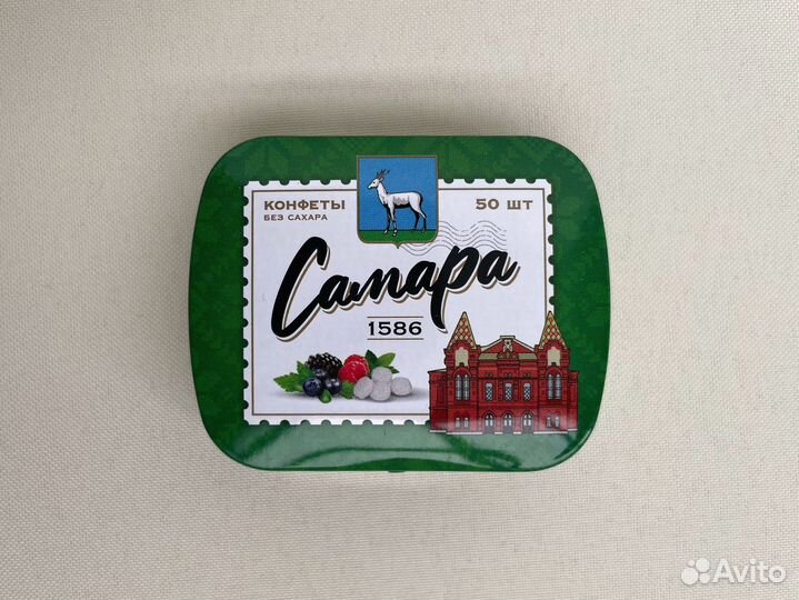 Маленькая металлическая коробочка жестяной футляр