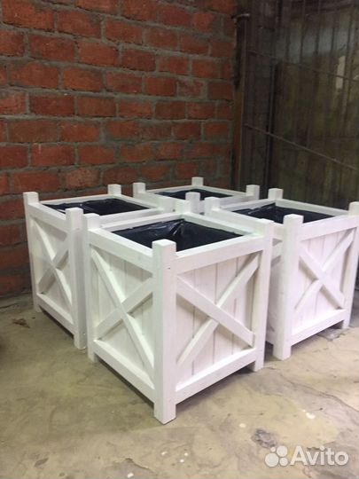 Вазон из дерева для цветов