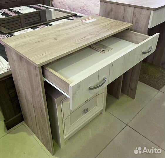 Стол макияжный