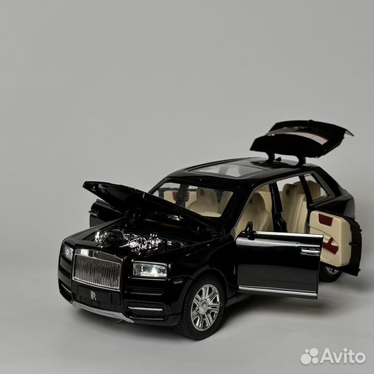 Модель машины 1:24 rolls royce cullinan