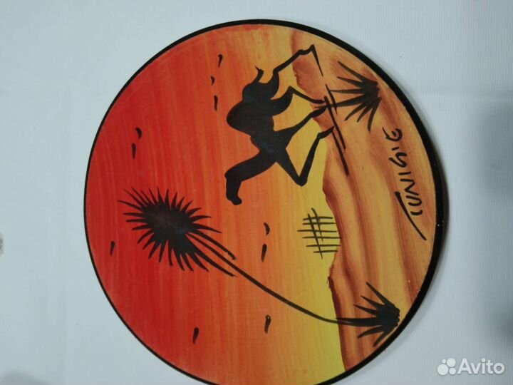 Сувенирные тарелки разных стран и магниты