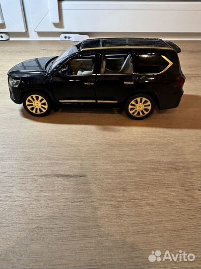 Игрушечная машинка