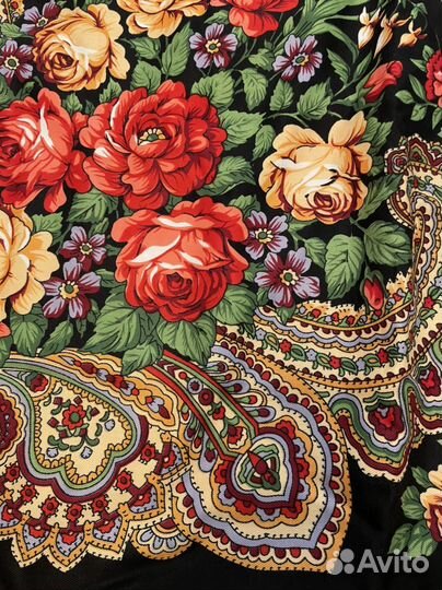 Платок с павлопосадским рисунком 140*140