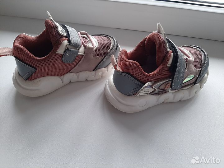 Кроссовки для девочки размер 24
