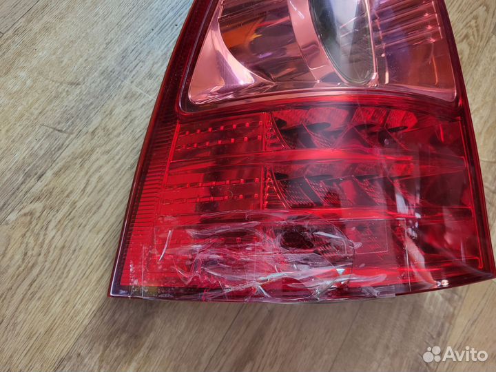 Фонарь задний левый toyota fielder