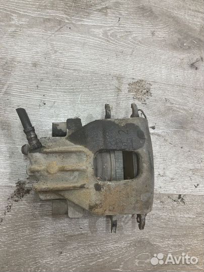 Суппорт тормозной передний левый Ford Focus