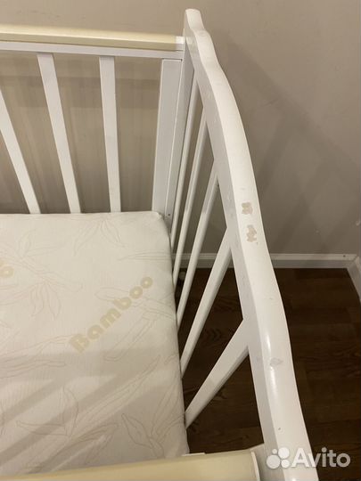 Детская кровать с маятником белая