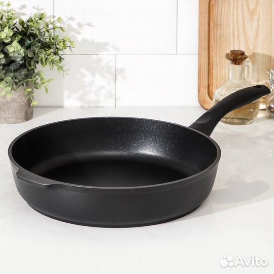 Сковорода «Традиция», d28 см, пластиковая ручка, а