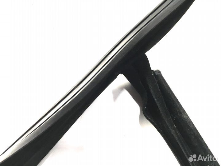 Уплотнитель передний левый Audi A6 C6