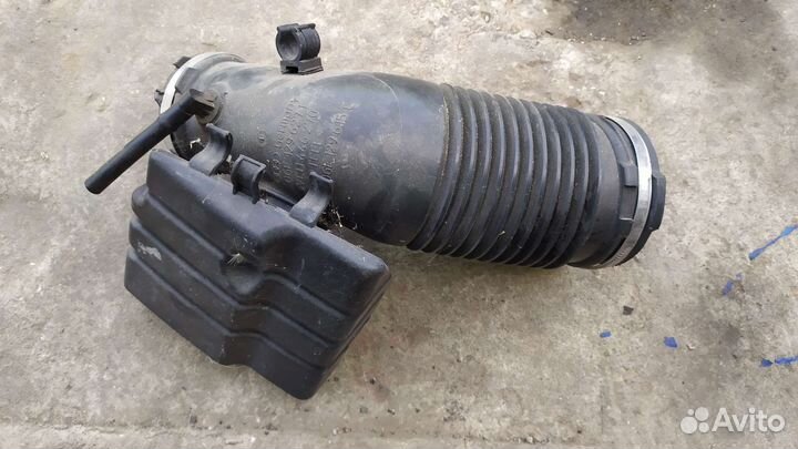 Патрубок воздушного фильтра Ауди а8d3 3.2bpk