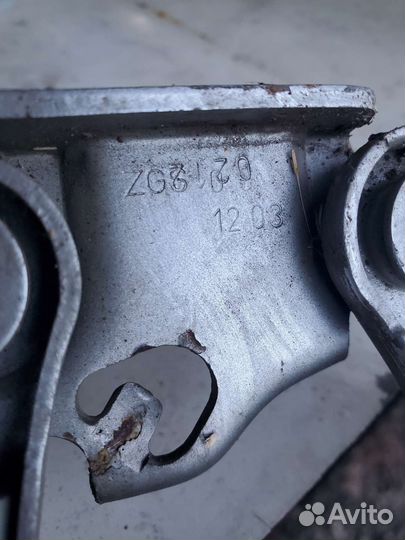 Петля капота правая/леваяамортиз Мерс 2118800228PW