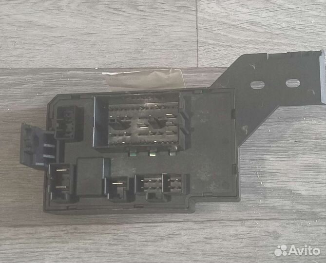 Модуль предохранителей в салоне с реле emgrand