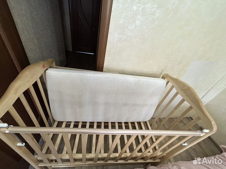 Детская кроватка с поперечным маятником