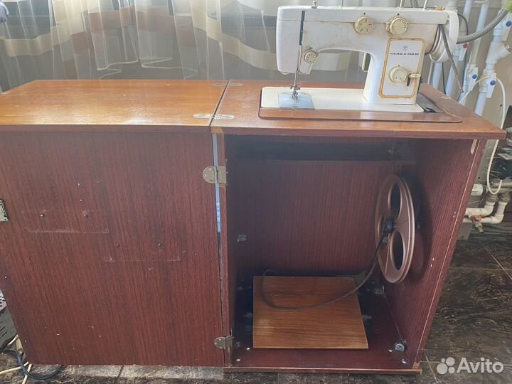 Швейная машина Чайка 142