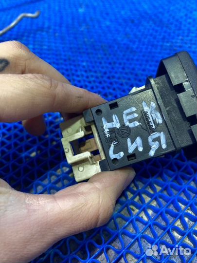 Кнопка обогрева заднего стекла Nissan Primera P11