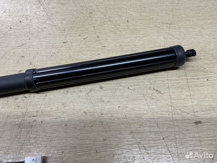 Амортизатор крышки багажника левый Toyota Rav4 50