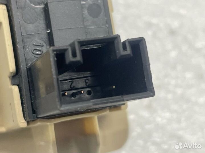 Кнопка стеклоподъемника задняя правая Volkswagen