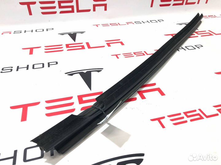 Уплотнитель стекла двери задний правый Tesla