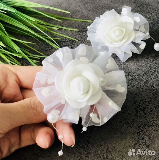 Детский бант для волос на резинке белый школьница