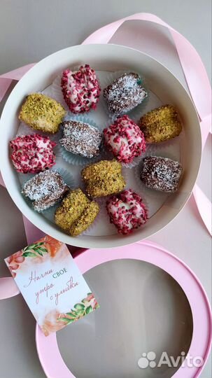 Набор макарон, пирожное