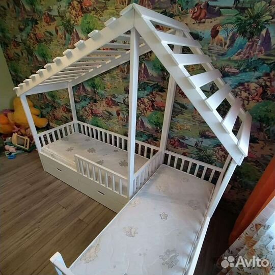 Детская кроватка домик