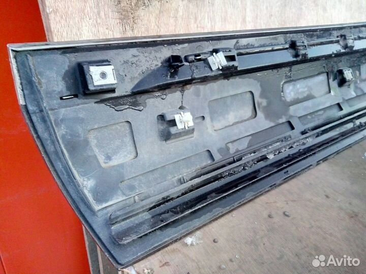 VW Touareg с 2010г. - Накладка передняя правая Б/У