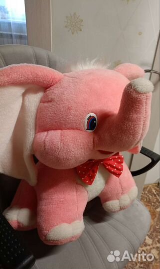 Большой розовый плюшевый слон