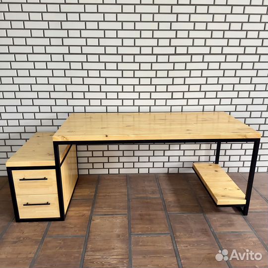 Компьютерный стол с ящиками и полками