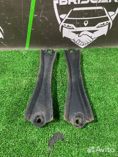 Кронштейн подрамника задний Toyota Cresta GX100