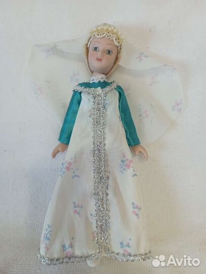 Кукла фарфоровая