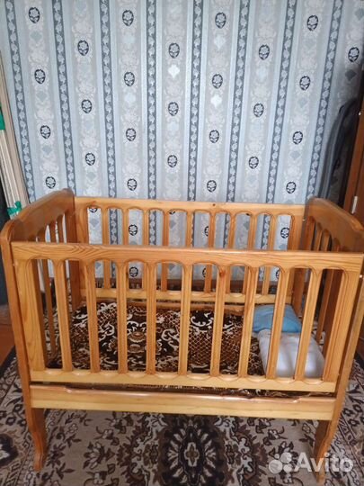 Детская кроватка с маятником и матрасом