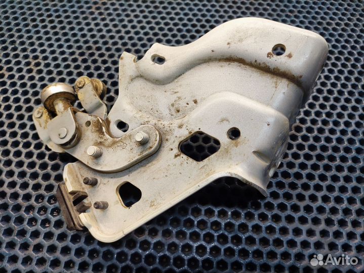 Ролик двери задний правый нижний Toyota isis